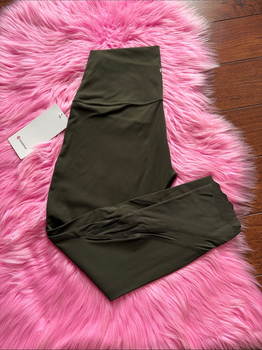 Size 8 Wunder under HR crop 23” scallop, luxtreme dark olive NWT